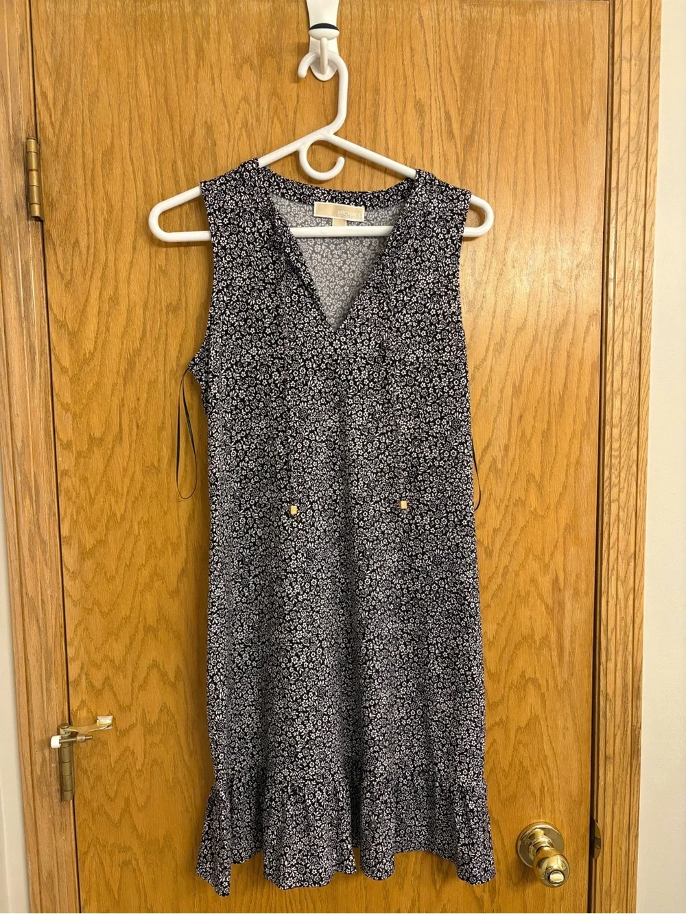 Michael Kors Blackand White Floral V-Neck Sleeveless Dress